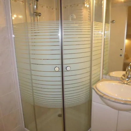 Appartement 6 Couchages Au Pied Des Pistes à Gourette - Fr-1-400-94 *